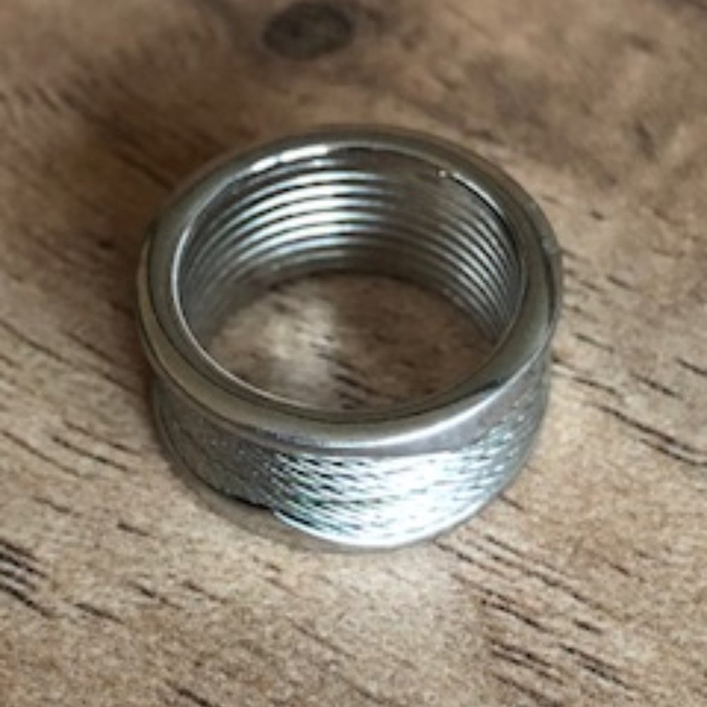 WOMEN'S SIZE 6 BAND RING